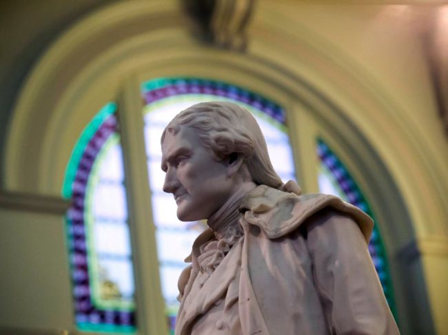Z newyorskej radnice odstránili sochu Thomasa Jeffersona, bol otrokárom