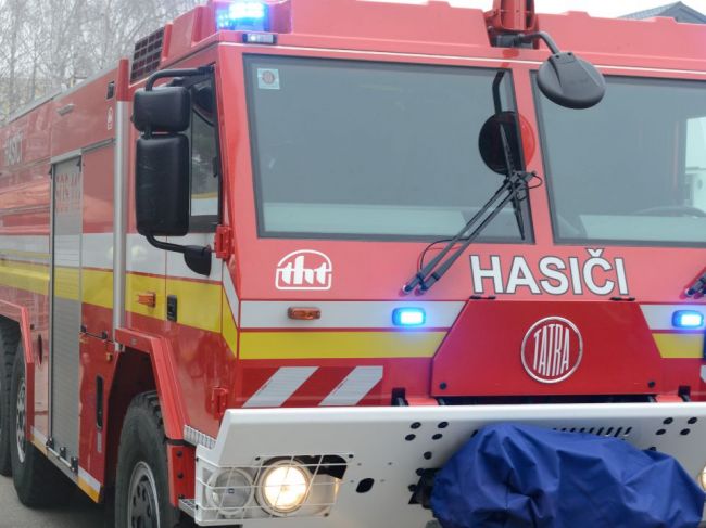 Hasiči zasahovali pri požiari bytovky, obyvateľov evakuovali