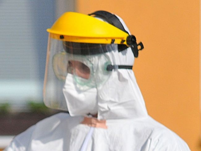 Do nemocníc smerujú noví vojenskí lekári