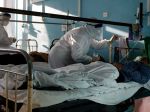 Ruskí lekári pozvali antivaxerov, aby sa prišli pozrieť do "covidárií"