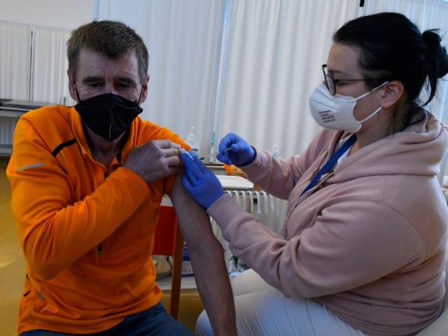 ECDC odporúča zvážiť tretiu dávku vakcíny pre všetkých dospelých