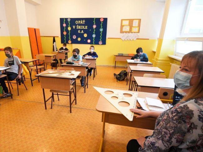Na základných školách sa opäť zavedie povinnosť nosiť rúška