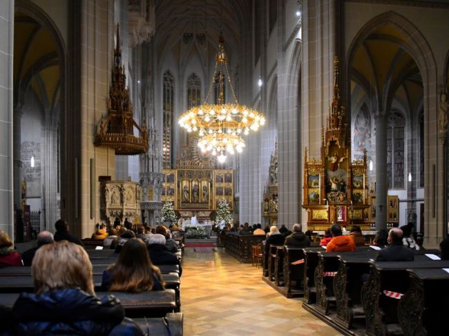 Hromadné podujatia budú od štvrtka zakázané