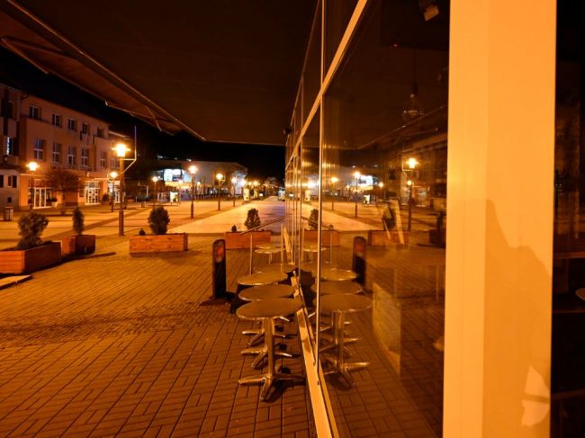 Na Slovensku začal platiť núdzový stav aj zákaz vychádzania