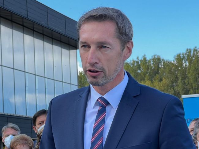 Lockdown je "mačkopes", tvrdí KDH. SNS volá po zvýšení platov zdravotníkov