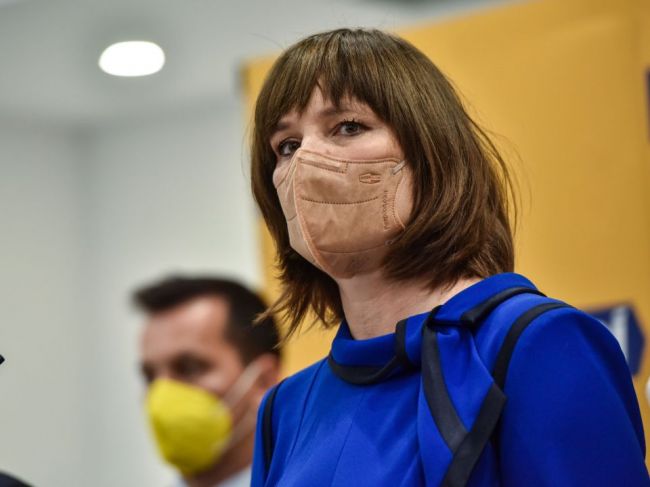 Za ľudí chcú motivovať na očkovanie skrátením platnosti COVID passu aj kampaňou