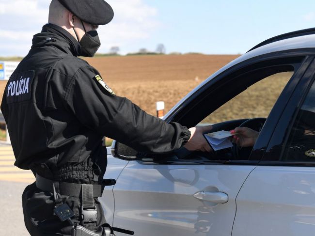 Polícia sprísni kontroly na hraniciach
