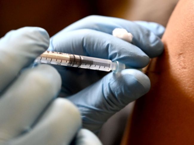 ŠÚKL: Nežiaduce účinky sa dosiaľ prejavili u 0,2 percenta zaočkovaných Slovákov