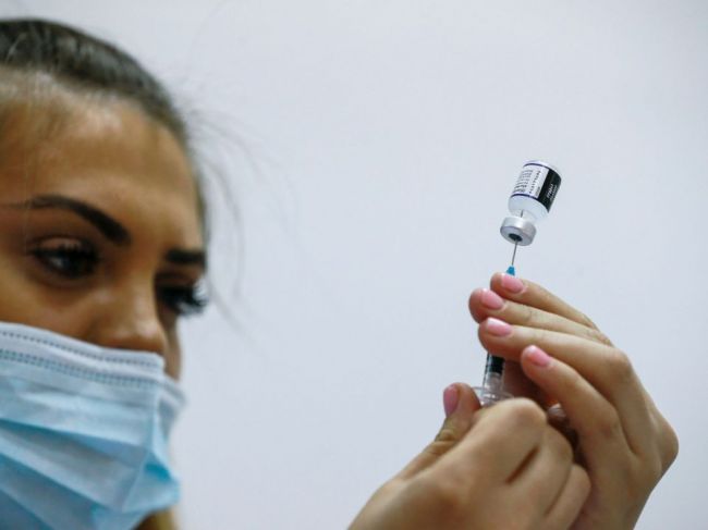 BioNTech/Pfizer skúma účinok svojej vakcíny proti novému variantu SARS-CoV-2