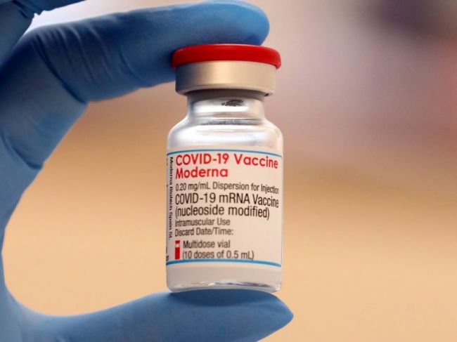 Moderna začala vyvíjať posilňujúcu dávku vakcíny proti variantu Omikron