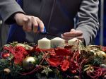 Symbolom adventného obdobia je veniec so štyrmi sviečkami