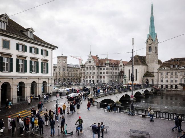Švajčiarsko má podozrenie na variant omikron, sprísňujú sa podmienky na vstup