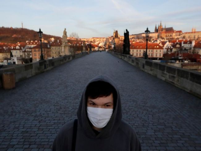 Pandémia zoslabne v priebehu decembra, myslí si riaditeľ českého ÚZIS Dušek