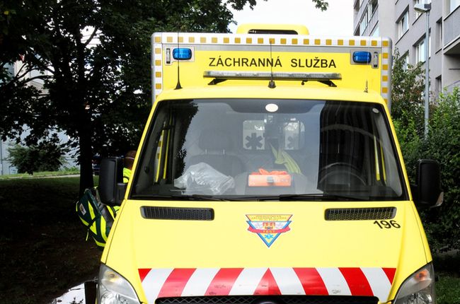 Pacient v nemocnici ohrozoval personál nožom a strelnou zbraňou