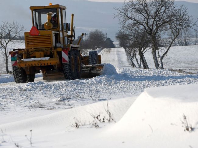 V utorok bude na viacerých miestach snežiť, snehové jazyky skomplikujú situáciu v doprave