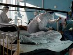 Pribudlo 77 obetí, počet hospitalizovaných výrazne vzrástol