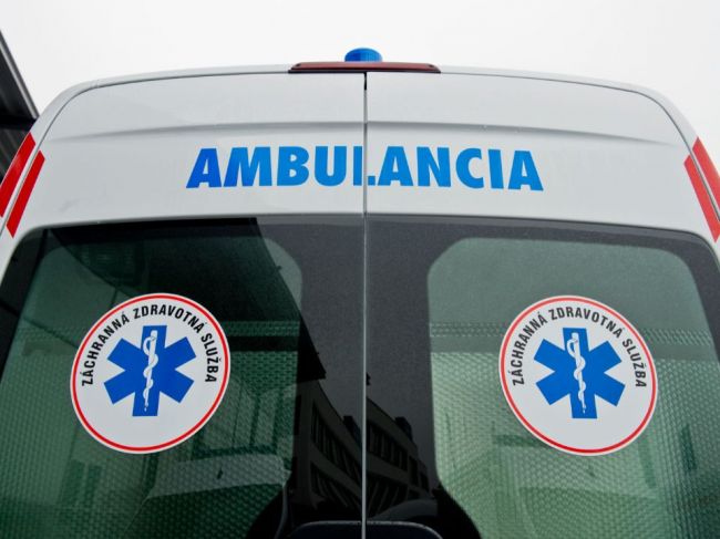 Chorý pacient ohrozoval záchranárov pištoľou, tí museli utekať