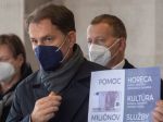 Opozícia: Ak je na poukazy, musí byť na zdravotníctvo i na hotovosť pre seniorov