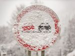 Dopravnú situáciu na Slovensku komplikuje sneh, viaceré horské priechody sú uzavreté