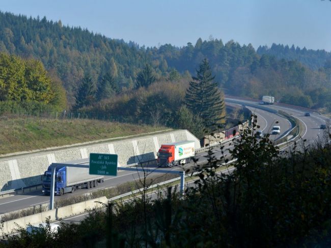 Diaľnica D1 pri Považskej Bystrici je pre niekoľko dopravných nehôd neprejazdná
