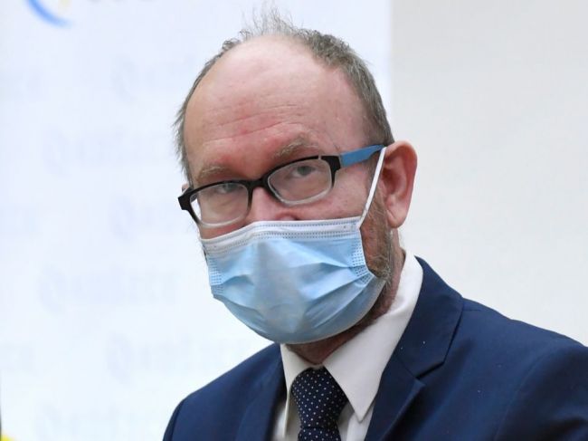 Polícia obvinila troch ľudí, ktorí sa vyhrážali Jarčuškovi pred jeho bytom