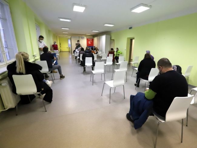 Treťou dávkou vakcíny je zaočkovaných 415.237 ľudí
