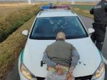 Polícia po naháňačke zadržala muža, ktorý mal byť za mrežami, našla aj drogy