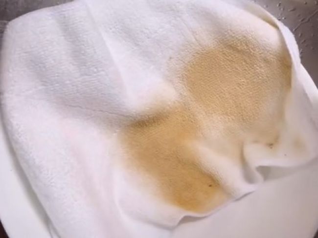 Video: Takto sa zbavíte škvŕn od kávy na bielom oblečení