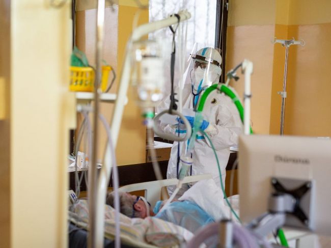 Počet úmrtí na COVID-19 a aj počet pacientov na ventilácii opäť stúpli