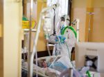 Počet úmrtí na COVID-19 a aj počet pacientov na ventilácii opäť stúpli