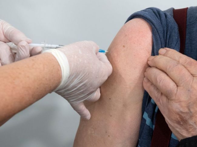 Treťou dávkou vakcíny proti COVID-19 je zaočkovaných vyše 430.000 Slovákov