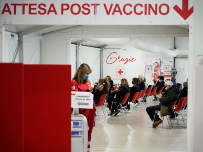 Talian sa chcel dať zaočkovať do falošnej ruky, aby získal covidpas