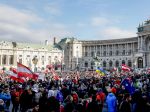 Vo Viedni protestujú tisíce ľudí proti pandemickým opatreniam