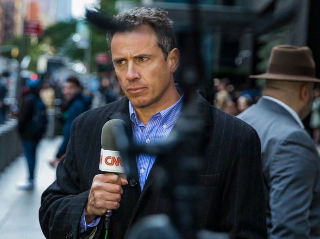 CNN prepustila moderátora Chrisa Cuoma za pomoc bratovi, bývalému guvernérovi