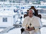Pápež na Lesbose označil zanedbávanie migrantov za "zlyhanie civilizácie"