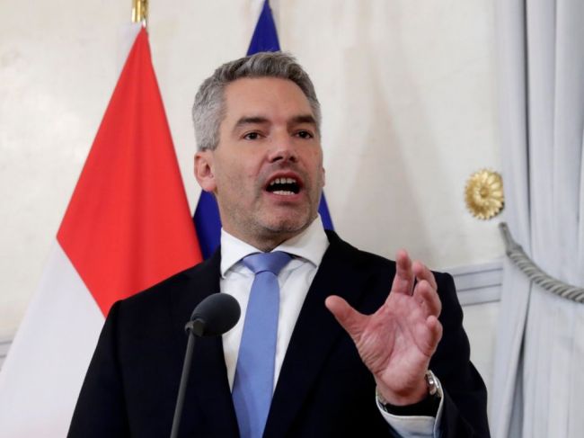 Rakúsko zmení stratégiu voči nezaočkovaným, oznámil Nehammer 