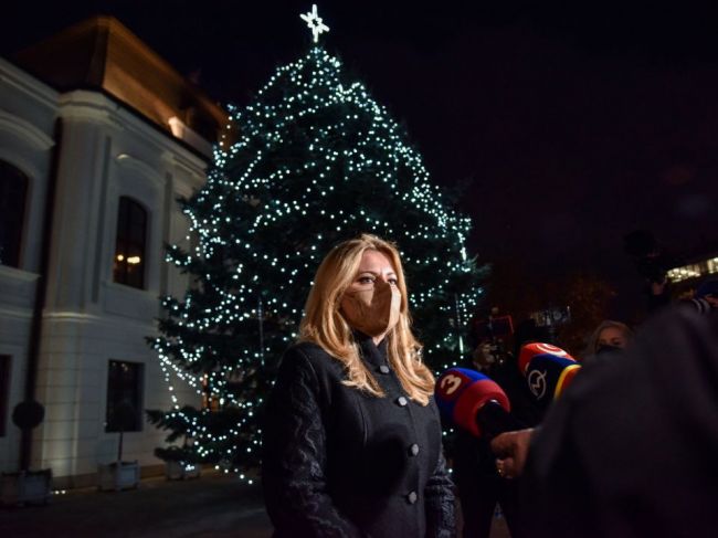 Prezidentka rozsvietila vianočný stromček pred Prezidentským palácom