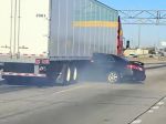 Video: Kamión vliekol na diaľnici zakliesnené auto. Vodička mávala o pomoc