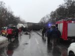 Pri čelnej zrážke mikrobusu s kamiónom zahynulo najmenej 11 ľudí