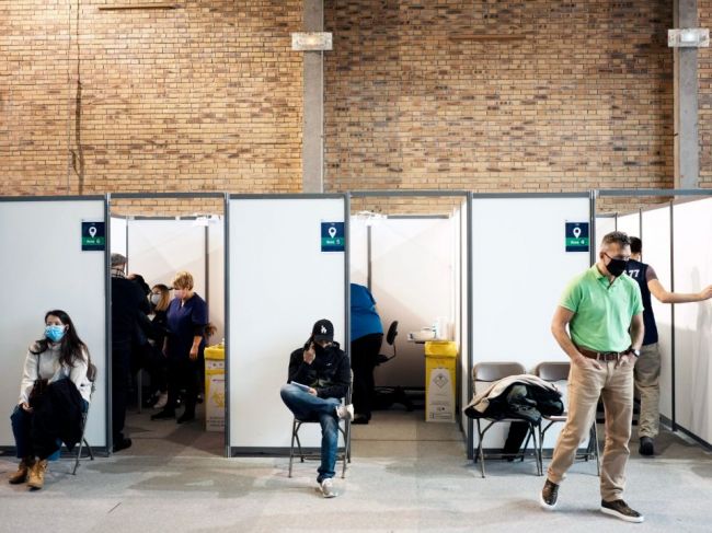 EMA schválila podávanie rôznych vakcín proti COVID-19 u tej istej osoby