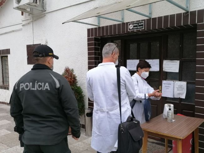Polícia minulý týždeň zistila 1777 porušení protiepidemických opatrení