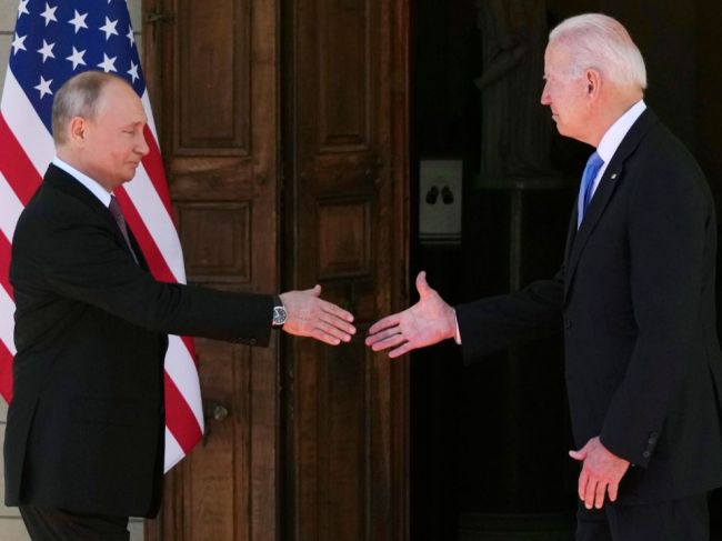 Začalo sa rokovanie Putina s Bidenom formou videohovoru