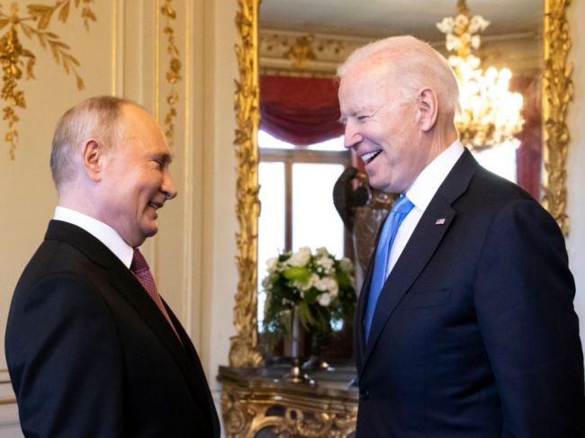 Summit Bidena a Putina sa skončil, Biden bude telefonovať aj európskym lídrom
