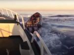 Video: Policajti naháňali pašerákov na člne, takýto manéver ich prekvapil
