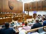 Poslanci budú počas týždňa rokovať dlhšie, skrátia si aj obedovú prestávku
