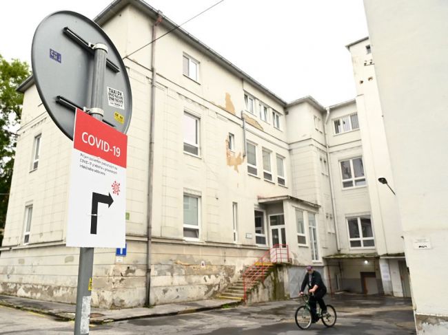 Všetky pľúcne ventilácie v trenčianskej nemocnici sú obsadené neočkovanými pacientmi