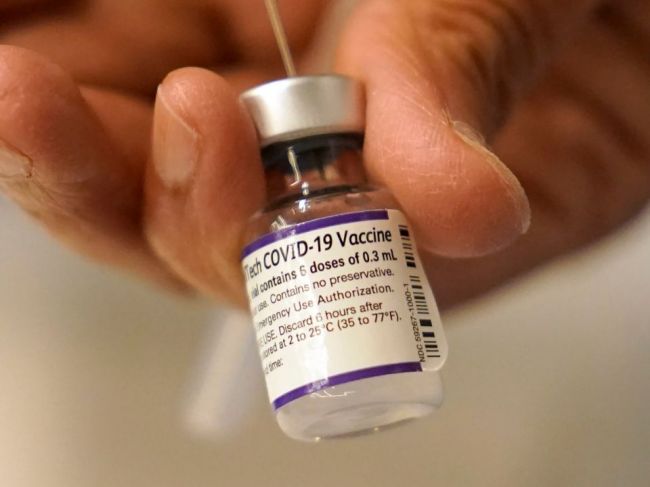 Pfizer: Tri dávky vakcíny dokážu zneutralizovať variant omikron