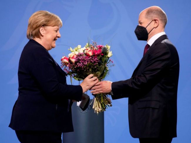 Merkelová oficiálne odovzdala Scholzovi úrad spolkového kancelára
