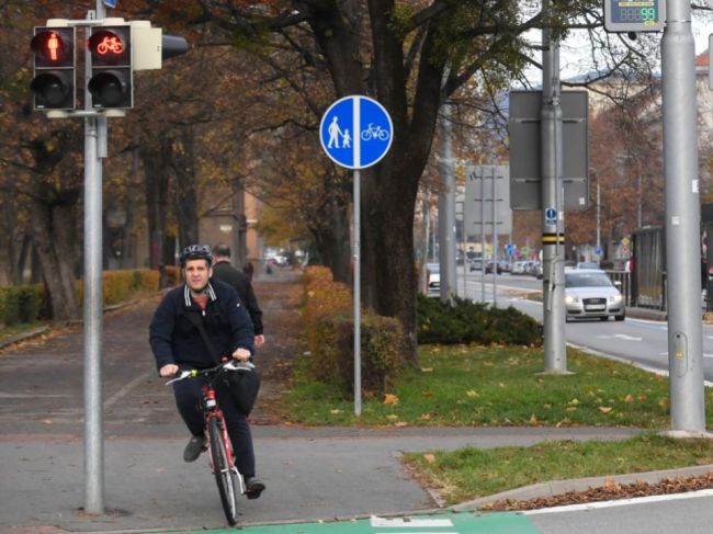 Bezpečnosť cyklistov na cestách sa má zlepšiť, prezidentka podpísala novelu