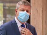 Vláda schválila nové opatrenia, o sprísnení bude rozhodovať počet hospitalizovaných